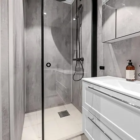 Bright & Modern 2br In The Heart Of